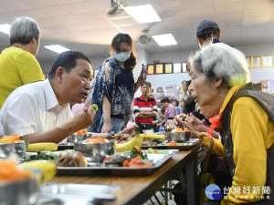 市長侯友宜宣布65歲以上長輩除可在年底前至合約牙科院所免費塗氟，更可於12月8日起免費接種「肺炎鏈球菌疫苗」，並與現場長輩一同共餐