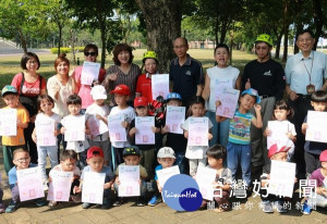 環球科大許淑敏董事長及沈健華校長陪伴附設幼兒園的小朋友勇敢體驗攀樹，學習專注力及耐力，傳達關懷弱勢的教育精神。