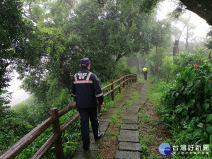 衛生局指每日安排人員巡邏，提醒民眾切勿進入管制區，查獲者最高可處罰鍰30萬元。