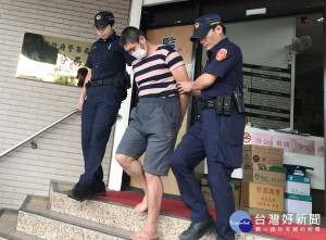 板橋警分局後埔所巡邏員警經過眼尖發現男子形跡可疑上前盤查，在雨中奮不顧身將之壓制，將狼狽落網的竊賊帶回偵辦。（圖／記者黃村杉攝）