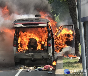 汽車起火警員協助。林重鎣攝