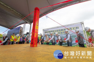 市長與貴賓持金鏟子為工程動土
