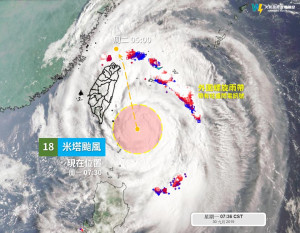 天氣風險小編表示，颱風的核心環流緊實，颱風眼準備張開，而且外圍懸臂又寬又大，上面滿滿的閃電訊號，只能說誰被掃到誰倒楣。（圖／翻攝天氣風險臉書）