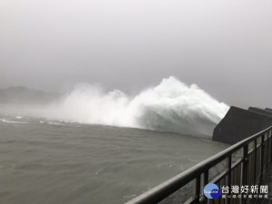 圖:石門水庫偶排洪隧道進行排洪，呼籲下游民眾注意安全。