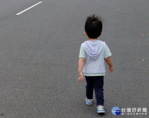 幼兒在2到6歲時足部的發育有階段過程。（南投醫院提供）