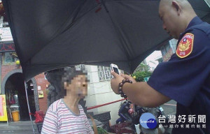 老婦人路上徘徊　熱心警助返家