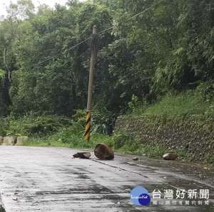 石門水庫環湖公路發生落石，所幸未砸到人車。
