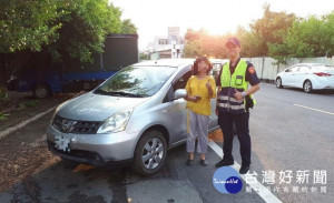 車子深陷泥沼動彈不得　熱心警立即救援助脫困