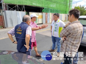 

大甲至外埔約800公尺的開元路路面高低不平，市議員施志昌一日上午會同相關單位至現場會勘，海線工程隊承諾明年編列六百五十萬元整修。（記者陳榮昌攝）