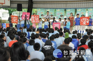 東東樂團今日演唱愛要說出來等多首動感客家歌曲，讓全校師生意猶未盡

