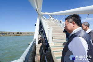 桃園市長鄭文燦前往永安漁港視察觀海橋。