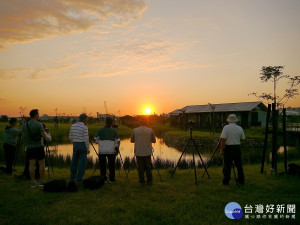 新北考古公園獨特地景吸引攝影高手捕捉美景，尤其考古公園夕陽、晚霞搭配著史前地景，是攝影愛好者的超級秘境