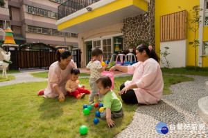 戶外草皮遊戲區（圖／沐穗托嬰中心提供）