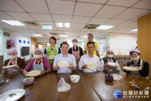 重陽節前夕　林右昌到日照中心和長輩包水餃賀節