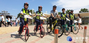 
楊梅分局長林信雄(中)與農業博覽會腳踏車巡邏隊女警合影。