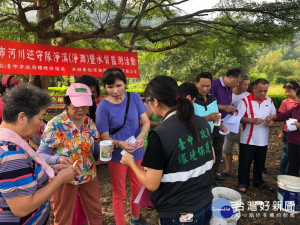 民眾進行水質檢測。林重鎣攝