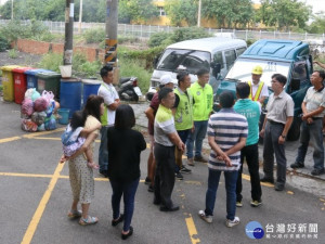 

立法院副院長蔡其昌從臉書上獲悉大甲區中山里鐵道旁空地缺乏管理，造成嚴重髒亂，七日上午立即邀集鐵路、民代及里長等人士會勘，台鐵局允諾將周遭圍籬整建好，並交由大甲區公所認養，遏止該地髒亂繼續危害。（記者陳榮昌攝）