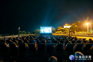 國家電影中心「天涯海角電影院」在花蓮靜浦部落放映，吸引許多偏鄉民眾到場觀賞。