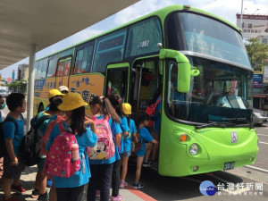 學童體驗搭公車 道安遊戲樂呵呵