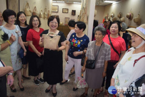 

大甲區農會藝廊舉辦藺草編織師生成果展，周素蘭向來賓介紹編織之產品手藝細膩，堪為極品。（記者陳榮昌攝）

 