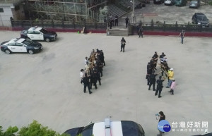 台南市政府警察局佳里分局使用空拍機進行演練。