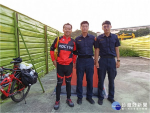 陸客單車環島無處睡，派出所提供停車場搭棚過夜。