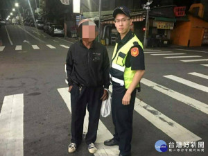 老翁南庄老街深夜落難　幸遇警即時救援