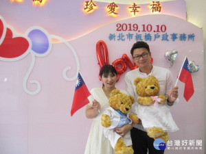 雙十國慶當結婚紀念日喜氣又好記，已成為近年最夯的結婚登記日之一，新北市有85對新人完成結婚登記