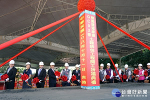 「桃園捷運綠線GC02標土建統包工程」開工祈福典禮中，行政院長蘇貞昌、桃園鄭文燦及貴賓們共同執鏟行動土。