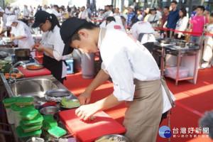 「2019客家美食料理比賽」客香廚神爭霸戰選手專注準備料理