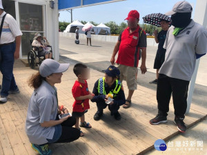 女警安撫幼童並緊急聯繫到幼童家屬，其家屬感謝女警貼心服務，大讚真是人民保母。