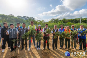 市長與貴賓手持特色作物一同合影

