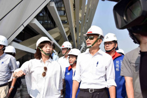 高雄市長韓國瑜視察高雄流行音樂中心與駁二藝術特區。