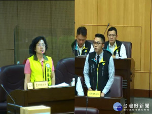 桃園市議員郭蔡美英質詢擔任經發局長的兒子郭裕信。(圖／翻攝桃園市議會網站)
