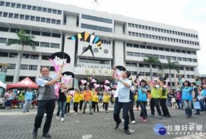 市長與貴賓一同體驗造型風箏

