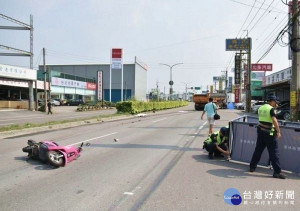 連假期間發生砂石車與機車交通事故，機車騎士為閃避貨車，摔倒於車道上，遭後方砂石車輾過，造成二人當場死亡，警方特編排勤務加強取締。