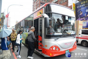 市民朋友踴躍搭乘公共運輸工具

