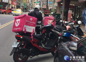 針對接連發生食物外送員機車重大車禍事故，交通局邀集交通部道安委員會和監理所、警察局、勞工局以及Uber Eats外送平台業者，開會研討道路交通安全因應對策