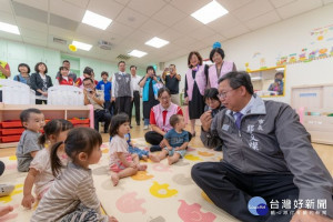 市長與小朋友互動，吸引許多民眾圍觀