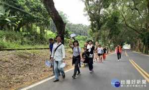 民眾悠閒的走過集集綠色隧道。