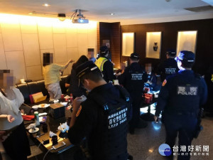 中壢分局長劉印宮帶領中壢分局員警，針對轄內疑似幫派堂口及易生治安問題場所展開掃蕩臨檢。