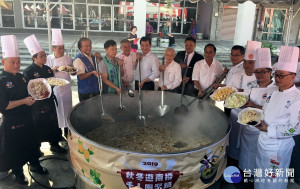 千人團聚鍋來賓一起邀大家來南投品美食。（記者扶小萍攝）