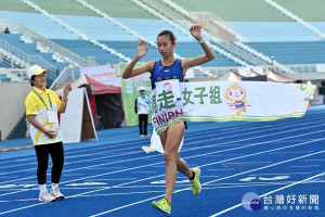 新竹縣選手江佳柔於女子組田徑20公里競走比賽中，以1小時39分32秒破全國紀錄的成績衝線勇奪金牌。