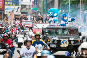 完成三連霸歷史任務的中華職棒Lamigo桃猿隊展開「封王大遊行」，受到球迷們的熱烈歡迎。