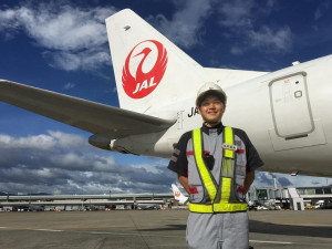 日本國籍航空日本航空（Japan Airlines，簡稱JAL），將在台灣新招募若干名地勤人員，11月10日（週日）截止報名，書面審查通過者將在11月16日（週六）、11月17日（週日）進行首次面試。（圖／JAL Facebook）