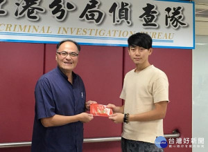 北港警分局力拚治安，透過調閱ATM監視器鎖定詐騙集團作案車輛，順利逮捕車手與提款男子，分局長王立德立即頒發破案禮券，鼓勵亦肯定員警的辛勞。