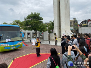 蘆洲監理站23日於聖約翰科技大學辦理機車交通安全宣導，以及大型車視野死角及內輪差實地體驗活動