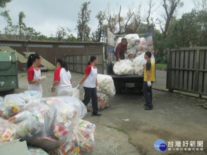 

具有二十餘公頃校地的市立大甲高工為迎接八十二週年校慶到來，近日師生展開大掃除，祈以嶄新艷麗的校園環境，讓來賓暢心的參與活動。（記者陳榮昌攝）

