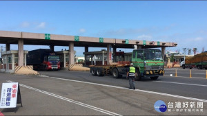 減少空氣汙染，台中市攔檢柴油車並且加速大型柴油車輛汰換速度。(圖/台中市政府環保局)