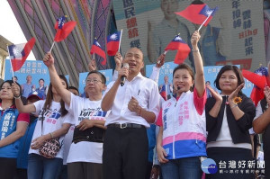 總統參選人韓國瑜偕同立委參選人張嘉郡在雲林展開傾聽之旅，受到鄉親熱情歡迎，二人高呼絕對不會讓雲林鄉親漏氣，一定要讓「國家安全、人民有錢」。